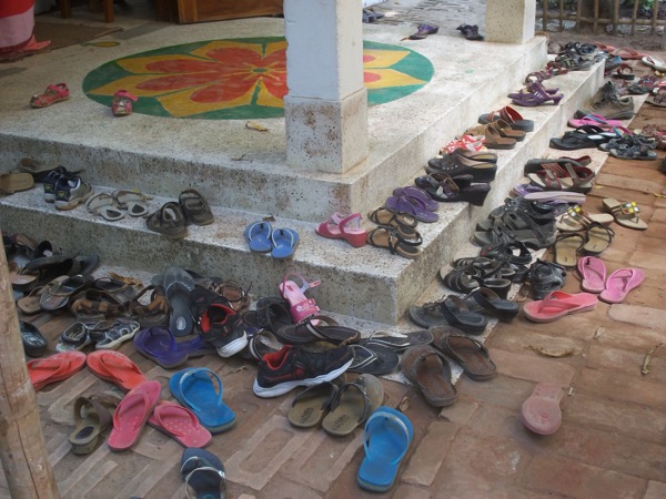 Schoenen bij de deur bij de paasdienst